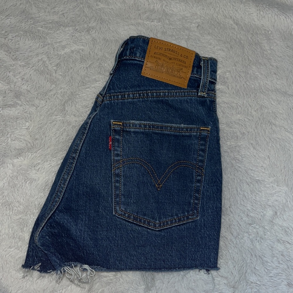 Levi’s Ribcage Shorts - Picture 2 of 5
